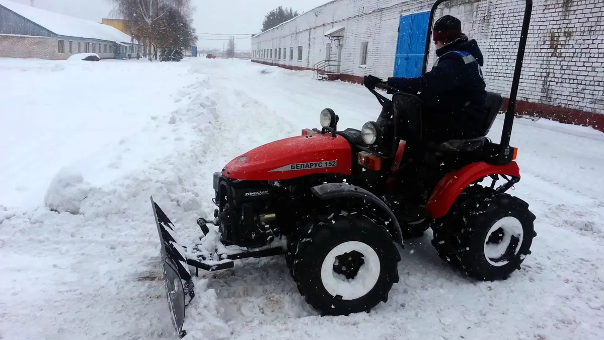 трактор Беларус 152Н с бульдозерным ножом